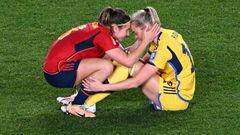 La sueca Rolfo es consolada por su compañera en el Barcelona, Mariona Caldentey, tras caer eliminada ante España en el Mundial de Australia y Nueva Zelanda.