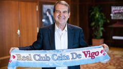 Abel Caballero, alcalde de Vigo, posa para AS con una bufanda del Celta.