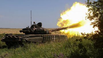 Ukrainian servicemen fire with a tank towards Russian troops near a front line, amid Russia's attack on Ukraine, in Kharkiv region, Ukraine July 6, 2023. REUTERS/Vyacheslav Madiyevskyy