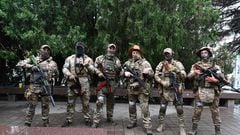 Los combatientes del grupo mercenario privado de Wagner posan para una foto mientras se despliegan cerca de la sede del Distrito Militar del Sur en la ciudad de Rostov.