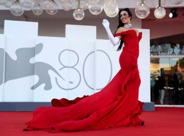 Georgina Rodríguez durante la alfombra roja de la 80ª edición del Festival de Venecia. El vestido que llevaba la influencer se inspiraba claramente en el que llevó Vivian Ward (Julia Roberts) para ir por primera vez a la ópera con Edward Lewis (Richard Gere).