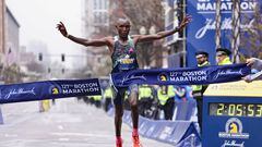 Evans Chebet cruza victorioso la meta de la Maratón de Boston 2023.