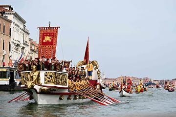 Un gran número de turistas y curiosos se congregaron en torno al Gran Canal de Venecia para presenciar la Regata Histórica anual de góndolas y 
 embarcaciones, que tiene lugar en la ciudad italiana. Se trata de uno de los
acontecimientos más antiguos que se celebran en la laguna, ya que su origen se remonta, al menos, al siglo XIII.