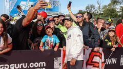 Maverick Viñales con los fans en Jerez.