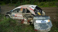 El coche de Kalle Rovanperä y Jonne Halttunen después del accidente en el Rally de Finlandia.