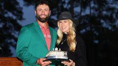Jon Rahm posa junto a su mujer, Kelley con el trofeo que le acredita como campeón del Masters de Augusta 2023.