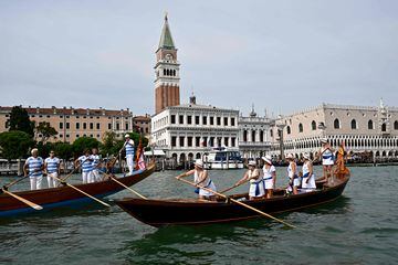 Un gran número de turistas y curiosos se congregaron en torno al Gran Canal de Venecia para presenciar la Regata Histórica anual de góndolas y 
 embarcaciones, que tiene lugar en la ciudad italiana. Se trata de uno de los
acontecimientos más antiguos que se celebran en la laguna, ya que su origen se remonta, al menos, al siglo XIII.