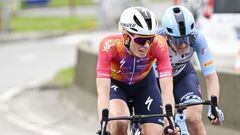 La ciclista neerlandesa Demi Vollering rueda junto a Elisa Longo Borghini en la Lieja-Bastoña-Lieja Femenina 2023.