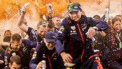 Verstappen celebra con el equipo Red Bull su victoria en Zandvoort.