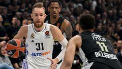 Real Madrid�s Dzanan Musa (L) challenges Partizan�s Dante Exum (R) during the Euroleague basketball quarter final match between Partizan Belgrade and Real Madrid at the �Stark Arena� in Belgrade on May 2, 2023. (Photo by ANDREJ ISAKOVIC / AFP)