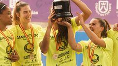 Las jugadoras del CV Hidramar Gran Canaria celebraron este lunes el título de la Liga Iberdrola con las medallas de la categoría masculina que les fueron impuestas por error. En el anverso se aprecia la leyenda de SVM, siglas de Superliga de Voleibol Masculina.