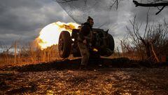 FILE PHOTO: Ukrainian service members from a 3rd separate assault brigade of the Armed Forces of Ukraine, fire a howitzer D30 at a front line, amid Russia's attack on Ukraine, near the city of Bakhmut, Ukraine April 23, 2023. REUTERS/Sofiia Gatilova/File Photo