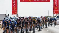 El pelotón pasa por un cartel publicitario de Cofidis durante la Vuelta a España.