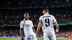 Vinicius y Benzema celebran uno de los goles del Madrid.