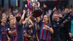 Las jugadoras del Barcelona levantan la Copa de la Liga. 