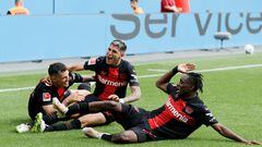 Leverkusen (Germany), 02/09/2023.- Leverkusen's Exequiel Palacios (C) celebrates with Granit Xhaka (L) and Jeremie Frimpong after scoring the 2-1 lead during the German Bundesliga soccer match between Bayer Leverkusen and SV Darmstadt 98 in Leverkusen, Germany, 02 September 2023. (Alemania) EFE/EPA/Ronald Wittek CONDITIONS - ATTENTION: The DFL regulations prohibit any use of photographs as image sequences and/or quasi-video.
