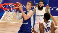 Okinawa (Japan), 31/08/2023.- Lauri Markkanen (L) of Finland in action against Shane Da Rosa and Kenneti Mendes (R) of Cape Verde during the FIBA Basketball World Cup 2023 classification round match between Cape Verde and Finland in Okinawa, Japan, 31 August 2023. (Baloncesto, Cabo Verde, Finlandia, Japón) EFE/EPA/KIMIMASA MAYAMA
