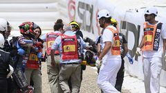 Miguel Oliveira se retira en camilla tras el accidente de Fabio Quartararo en el Gran premio de España de Moto GP.