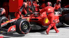 Mecánicos de Ferrari meten el coche de Leclerc en su box de Zandvoort.