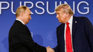 U.S. President Donald Trump and Russian President Vladimir Putin shake hands during a press conference following their meeting to negotiate an end to the war in Ukraine, at Joint Base Elmendorf-Richardson, in Anchorage, Alaska, U.S., August 15, 2025. REUTERS/Kevin Lamarque