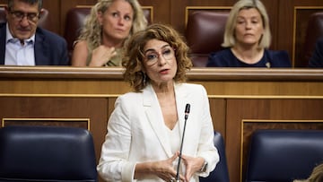 La vicepresidenta primera y ministra de Hacienda, María Jesús Montero, durante un pleno en el Congreso de los Diputados, a 25 de junio de 2025, en Madrid (España). La sesión de control está marcada por la ofensiva del PP contra el Gobierno por el caso Koldo y por la petición del juez Peinado de imputar al ministro de la Presidencia, Relaciones con las Cortes y Justicia. El presidente del Gobierno no está presente por estar en la cumbre de la OTAN.
25 JUNIO 2025
Jesús Hellín / Europa Press
25/06/2025