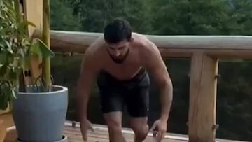 Arman Tsarukyan persiguiendo a un pato, haciendo burla a Ilia Topuria.