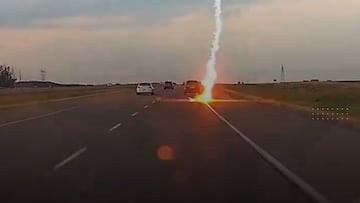 La espeluznante secuencia de un rayo a punto de impactar sobre un coche en Canadá