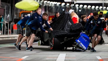 Los mecánicos de Williams empujan el coche de Colapinto al garaje.
