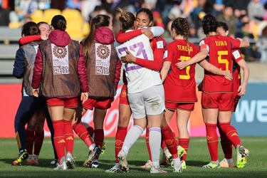 La portera Cata Coll y la autora del gol que puso el 2-1 en el marcador, Salma Paralluelo, se abrazan celebrando el éxito de España en este Mundial.