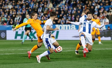 0-1. Luka Modric, en su llegada al área pepinera, recibe el balón de Rodrygo para superar a Juan Soriano con un disparo con la pierna derecha.