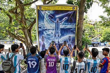 Un grupo de aficionados toma fotografías frente a una imagen gigante de Leo Messi con la selección argentina. Los hinchas, ataviados con distintas camisetas del ‘10’, homenajean al crack de Rosario para celebrar su cumpleaños en Calcuta (India). Messi  nació un 24 de junio de 1987 y 38 años después sigue levantando pasiones en todo el mundo.