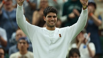 Carlos Alcaraz celebra su triunfo contra Andrey Rublev en Wimbledon.