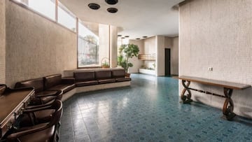 Otra perspectiva del portal del edificio.