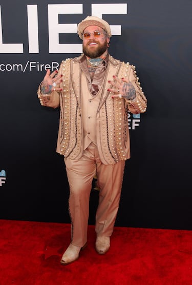 Teddy Swims posa en la alfombra roja de los Grammys 2025 en ell Crypto.com Arena situado en la ciudad de Los Ángeles, en California.