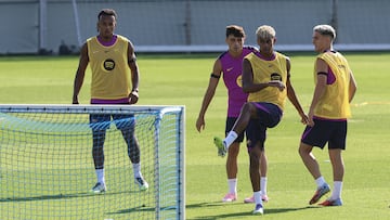 Koundé, Pedri y Gavi observan a Lamine chutando a portería.