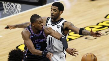 De'Aaron Fox y Kyrie Irving, durante el partido de la NBA que ha enfrentado a Sacramento Kings y a Brooklyn Nets.