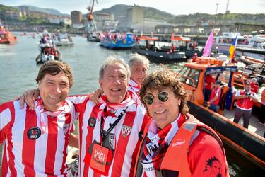 Los hermanos Julio y Patxi Salinas con Goicoetxea celebrando el triunfo del Athletic.