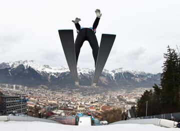 La localidad austriaca de Innsbruck luce sus mejores galas para acoger, el 2 y el 3 de enero, el torneo anual de las Cuatro Colinas, correspondiente a la Copa del Mundo de saltos de esquí. En la imagen, el esloveno Anze Lanisek realiza un salto durante un entrenamiento frente a una bella panorámica de la ciudad, a los pies de Los Alpes.