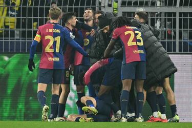 2-3. Ferran Torres celebra el tercer gol con sus compañeros.