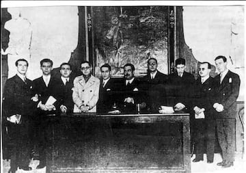 El 16 de diciembre de este año, se reunieron en el Ateneo de Sevilla, por motivo del tricentenario de la muerte de Luis de Góngora, los mejores escritores del momento. Los poetas Pedro Salinas, Jorge Guillén, Dámaso Alonso, Gerardo Diego, Federico García Lorca, Rafael Alberti, Vicente Aleixandre, Miguel Hernández, Manuel Altolaguirre y Luis Cernuda. Esta reunión sirvió como punto de partida de reconocimiento a estos escritores que tomaron el relevo literario de la Generación del 98 y del Novecentismo. La Historia conoce a este grupo de escritores como la Generación del 27.