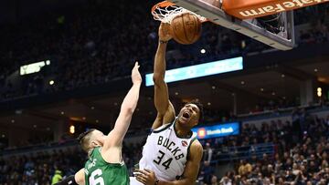 Giannis Antetokounmpo realiza sobre Aron Baynes uno de los mates del año.
