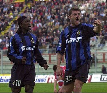 El ariete boloñés protagonizó uno de los bombazos más sonados del Calcio cuando en el verano de 1999 pasó del Lazio al Inter de Milán por una cifra récord de 46,5 millones de euros, convirtiéndose en el fichaje más caro de la historia del fútbol mundial en ese momento. Vieri, ya consagrado como ‘killer’ tras su paso por Atlético de Madrid y Lazio, llegó a San Siro para liderar el ataque nerazzurro durante seis temporadas. Allí marcó 123 goles en 190 partidos oficiales, se proclamó Capocannoniere en 2003 y dejó huella como uno de los delanteros centro más dominantes de Europa a principios de siglo, formando duplas históricas con jugadores como Ronaldo Nazário o Recoba.