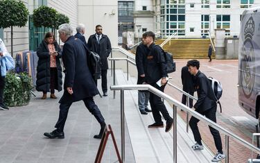 Carlo Ancelotti, Raúl Asencio y Jacobo Ramón llegando al hotel. 