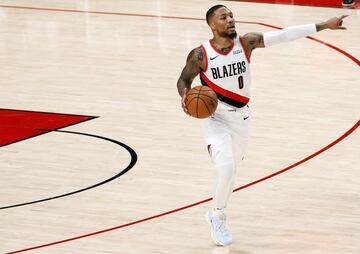 La elección más controvertida de estas diez. Por la premura, quizá. Pero Lillard mantiene un ritmo de anotación desde fuera del arco muy importante y, aunque tiene carrera por delante, ya está entre los mejores por volumen de aciertos. Es, además, el que continúa o incluso acrecienta esa rutina de lanzar desde muy lejos para evitar el punteo del defensor. Su potente tren inferior le hace cuadrar los pies con muy buena técnica, esté donde esté, y es una de las razones de su éxito.