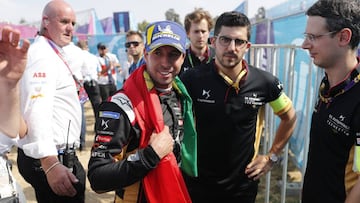Da Costa con la bandera portuguesa en el podio de Santiago.