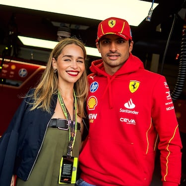 Emilia Clarke junto al piloto español de Ferrari, Carlos Sainz.