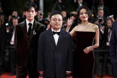 El director Bi Gan y los miembros del elenco Jackson Yee y Shu Qi posan en la alfombra roja durante la llegada para la proyección de la película 'Resurrection'.