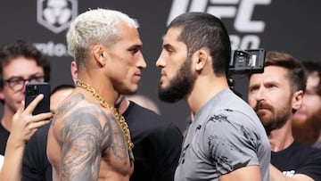 ABU DHABI, UNITED ARAB EMIRATES - OCTOBER 21: (L-R) Opponents Charles Oliveira of Brazil and Islam Makhachev of Russia face off during the UFC 280 ceremonial weigh-in at Etihad Arena on October 21, 2022 in Abu Dhabi, United Arab Emirates. (Photo by Chris Unger/Zuffa LLC)