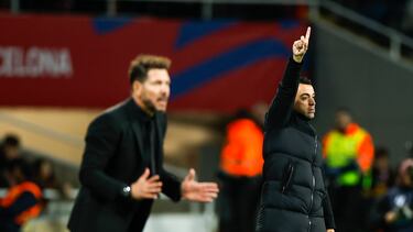 GRAF7581. BARCELONA, 03/12/2023. El entrenador del Barcelona, Xavi Hernández(d), durante el partido correspondiente a la jornada 15 de LaLiga que disputan FC Barcelona y Atlético de Madrid este domingo en el Estadio Olímpico de Barcelona.- EFE/ Alberto Estevez