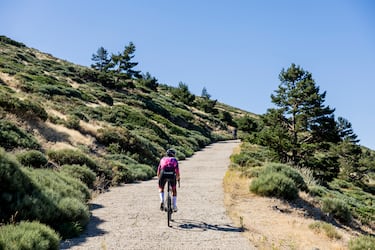 Tanto en 2010 como en 2012, las otras subidas históricas de La Vuelta a esta cima fueron en la etapa 20. Es decir, la decisiva. Especialmente recordada es la de hace 13 años. Un día después el podio de Madrid estuvo copado por tres españoles: Alberto Contador, Alejandro Valverde y Purito Rodríguez.